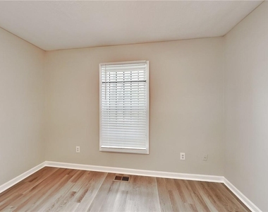 729 Cooper Street Sw - Photo Thumbnail 8