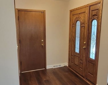 608 Trent Lane - Photo Thumbnail 2