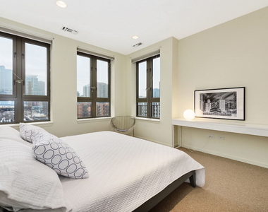 400 N Clinton Street - Photo Thumbnail 12