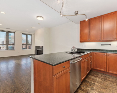 400 N Clinton Street - Photo Thumbnail 8