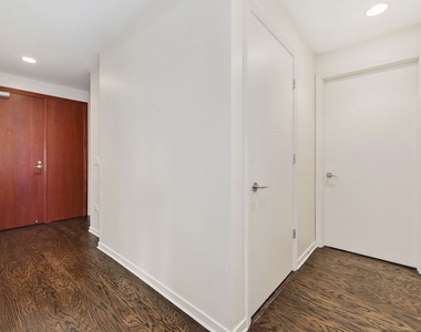 400 N Clinton Street - Photo Thumbnail 4