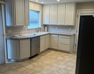 216 S 15th Street - Photo Thumbnail 2