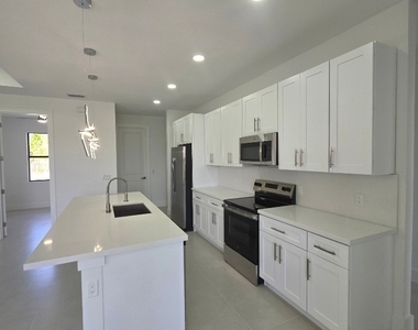 710 Godwid Avenue S - Photo Thumbnail 4