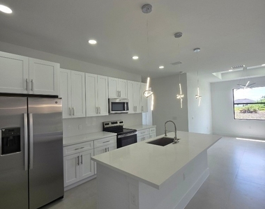 710 Godwid Avenue S - Photo Thumbnail 2