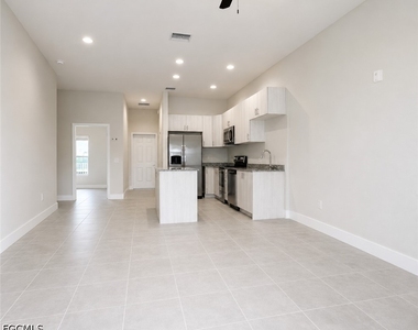 3303 Sw 8th Place - Photo Thumbnail 3