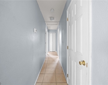 2028 Ne 17th Place - Photo Thumbnail 6