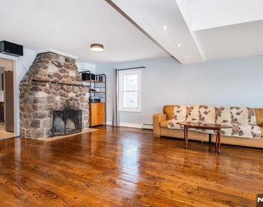 677 Warwick - Photo Thumbnail 5