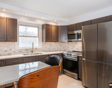 677 Warwick - Photo Thumbnail 6