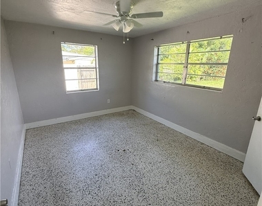 3955 Seminole Avenue - Photo Thumbnail 9