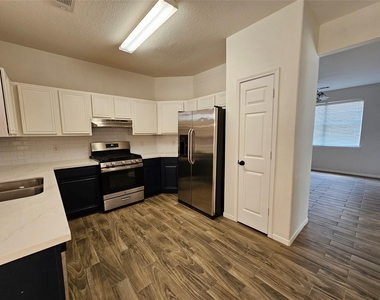 2919 Desert Oasis Lane - Photo Thumbnail 9