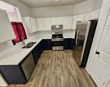 2919 Desert Oasis Lane - Photo Thumbnail 8