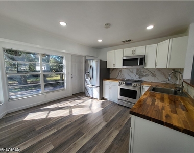 6143 Hester Avenue - Photo Thumbnail 9
