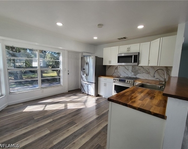 6143 Hester Avenue - Photo Thumbnail 6