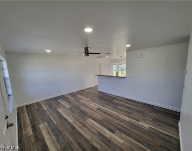 6143 Hester Avenue - Photo Thumbnail 13