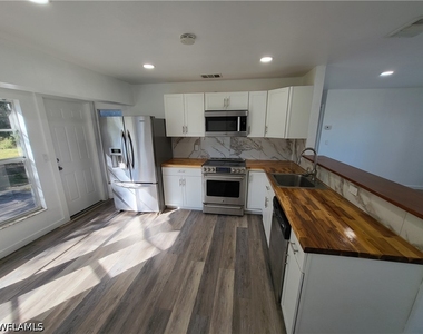 6143 Hester Avenue - Photo Thumbnail 7