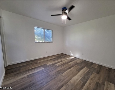 6143 Hester Avenue - Photo Thumbnail 12
