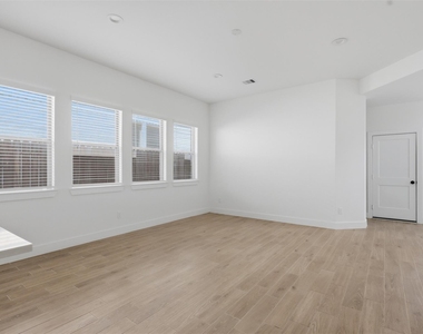 313 Rise Ln - Photo Thumbnail 5