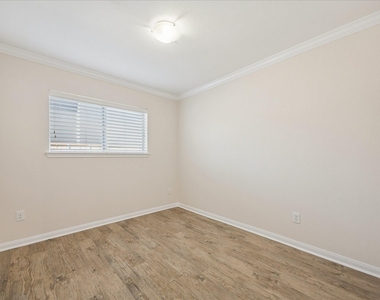 427 W 16th Street - Photo Thumbnail 7
