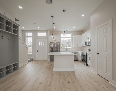 918 Saint Clair Street - Photo Thumbnail 5