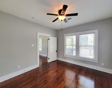 802 E 39th - Photo Thumbnail 25