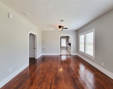 802 E 39th - Photo Thumbnail 12
