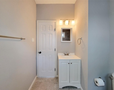 802 E 39th - Photo Thumbnail 29