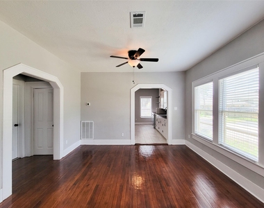 802 E 39th - Photo Thumbnail 14