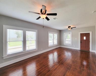 802 E 39th - Photo Thumbnail 8