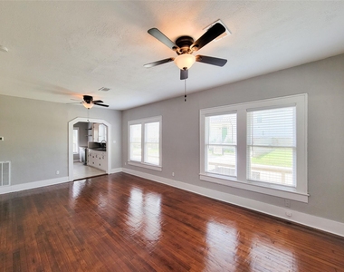 802 E 39th - Photo Thumbnail 13