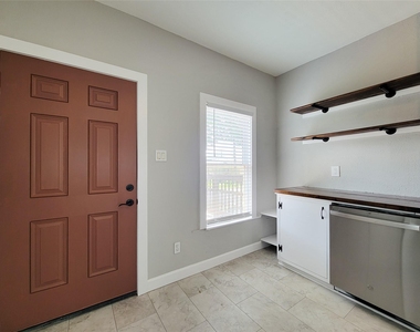 802 E 39th - Photo Thumbnail 34