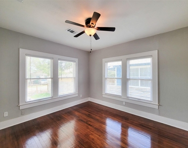 802 E 39th - Photo Thumbnail 24