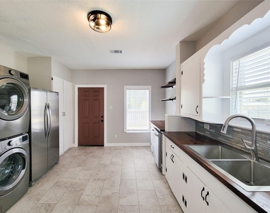 802 E 39th - Photo Thumbnail 17