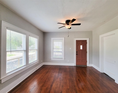 802 E 39th - Photo Thumbnail 7