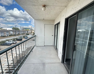 2824 S Bartell Drive - Photo Thumbnail 6
