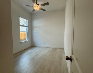 7129 Carriage Light Drive - Photo Thumbnail 8