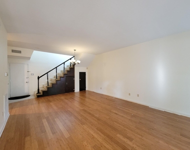 10811 Richmond Avenue - Photo Thumbnail 12
