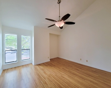 10811 Richmond Avenue - Photo Thumbnail 17