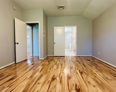 1404 Helmsley Drive - Photo Thumbnail 18