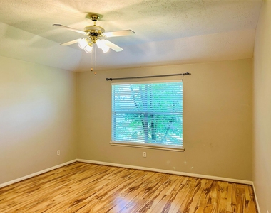 1404 Helmsley Drive - Photo Thumbnail 17