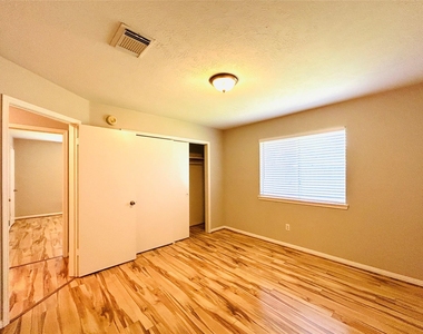 1404 Helmsley Drive - Photo Thumbnail 29