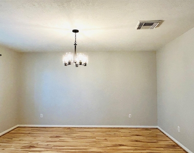 1404 Helmsley Drive - Photo Thumbnail 8