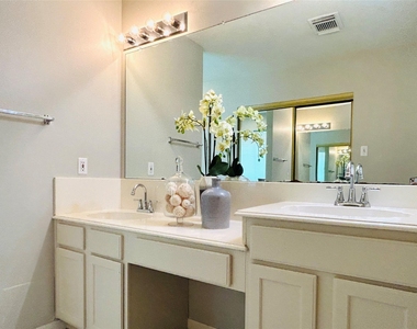 1404 Helmsley Drive - Photo Thumbnail 21
