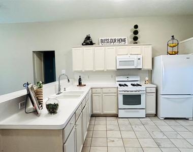 1404 Helmsley Drive - Photo Thumbnail 12