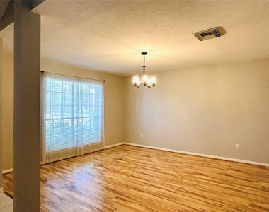 1404 Helmsley Drive - Photo Thumbnail 6