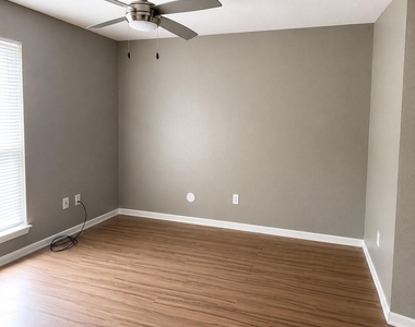 9090 S Braeswood Boulevard - Photo Thumbnail 3