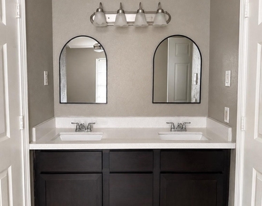 9090 S Braeswood Boulevard - Photo Thumbnail 5