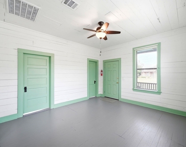 313 S Blackwell Street - Photo Thumbnail 12