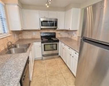11710 Southlake Drive - Photo Thumbnail 8