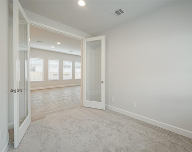213 Mccrea Court - Photo Thumbnail 7