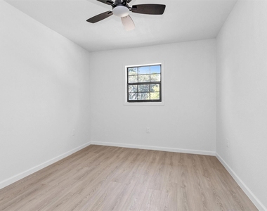 16016 Green Manor Drive - Photo Thumbnail 9